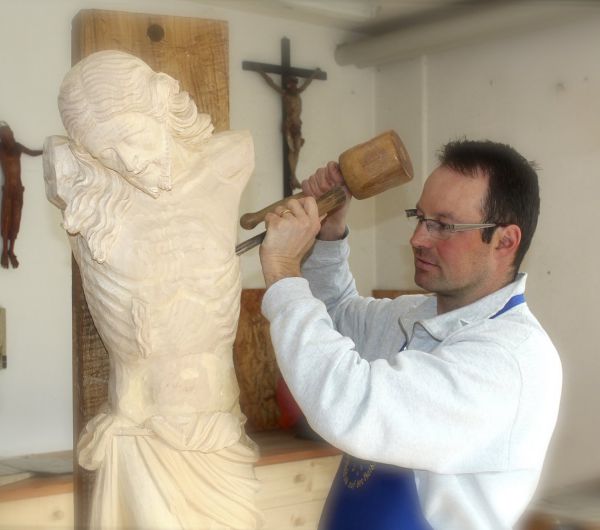 Wood carver Alexander Kostner