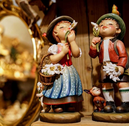 Wood carving company Ciajea Woodcarvings